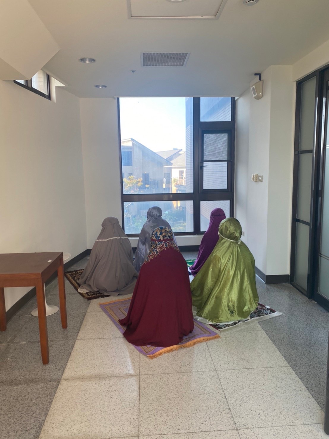 圖2 一站式中心穆斯林移工學員在祈禱室禱告
